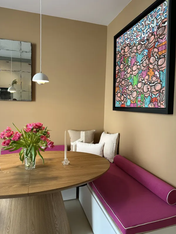 Banquette rose et décoration murale