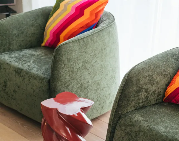 Fauteuils design et coussins colorés