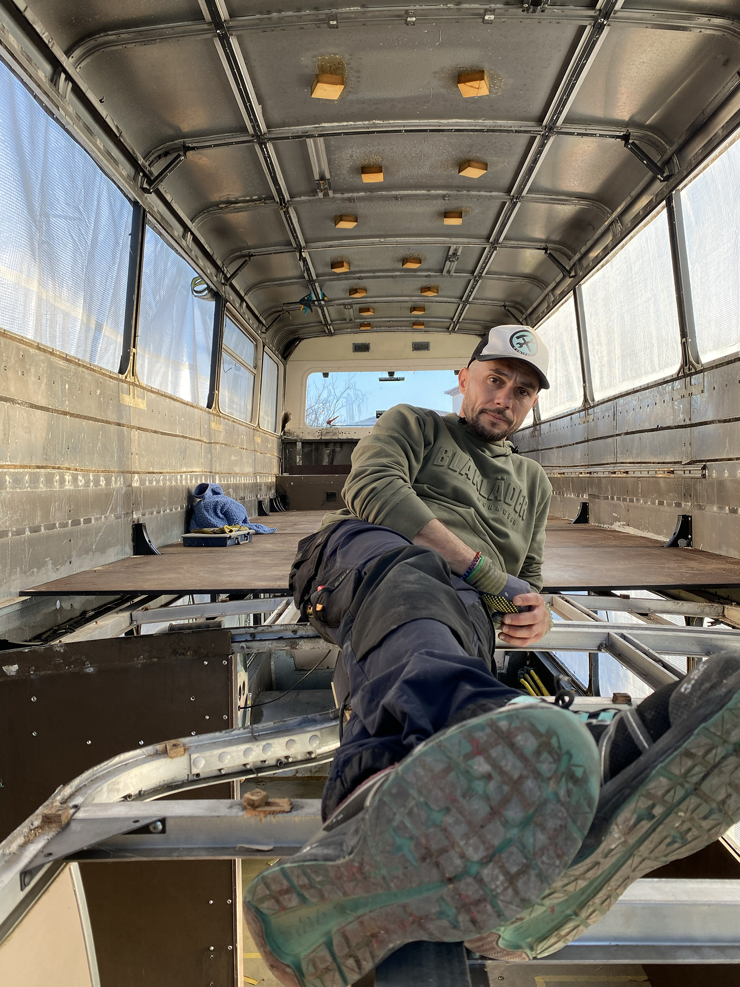 Maurad installe un plancher dans un bus en rénovation