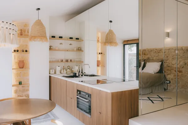 Cuisine rénovée avec pierre et bois dans un style naturel et chaleureux