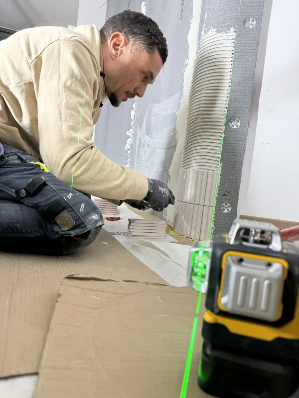 pose carrelage avec précision sur un chantier