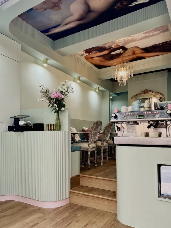 Café au style baroque moderne avec plafond peint et mobilier vintage