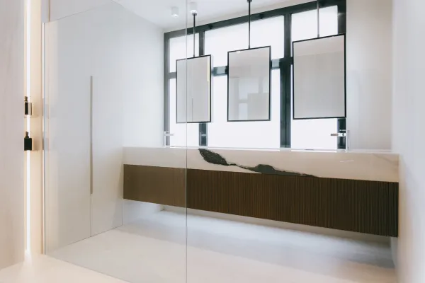 Salle de bain minimaliste avec matériaux nobles et lignes épurées
