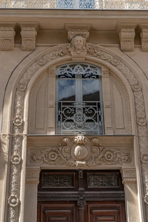 Façade immeuble ancien typique Montpellier