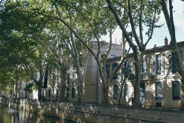 Facades anciennes au bord du canal a Nimes