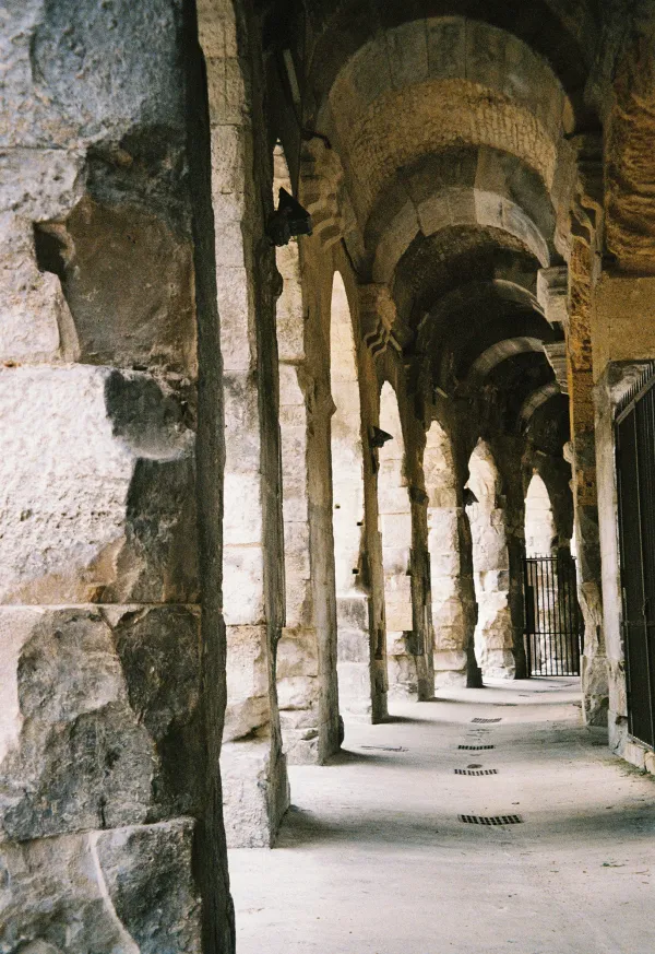 Interieur des arenes de Nimes en pierre brute