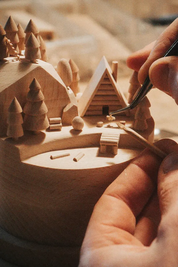 Travail de précision sur une scène miniature en bois par Thibaut Malet.