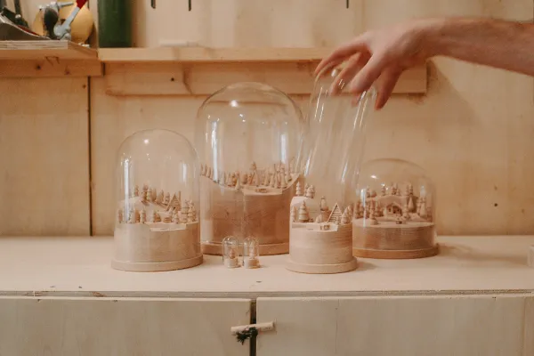 Créations en bois de Thibaut Malet sous cloche, mises en scène miniatures avec forêt