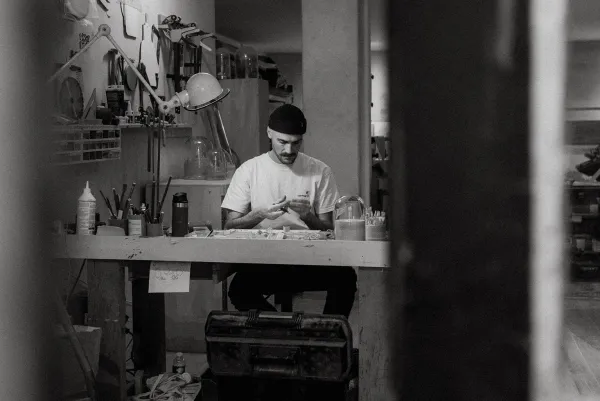 Thibaut Malet dans son atelier à Montpellier, en pleine création